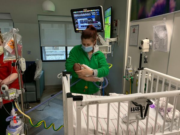 Jan 19: Leo gets a crib 
32+3 ga or 6 weeks old